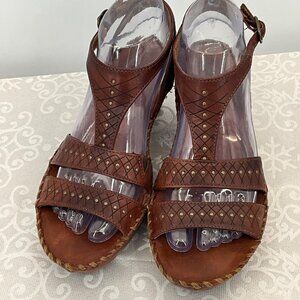 Ariat Women's 7B 10007893 Leather Wedge Sandals Adjustable Straps & Embossed Des